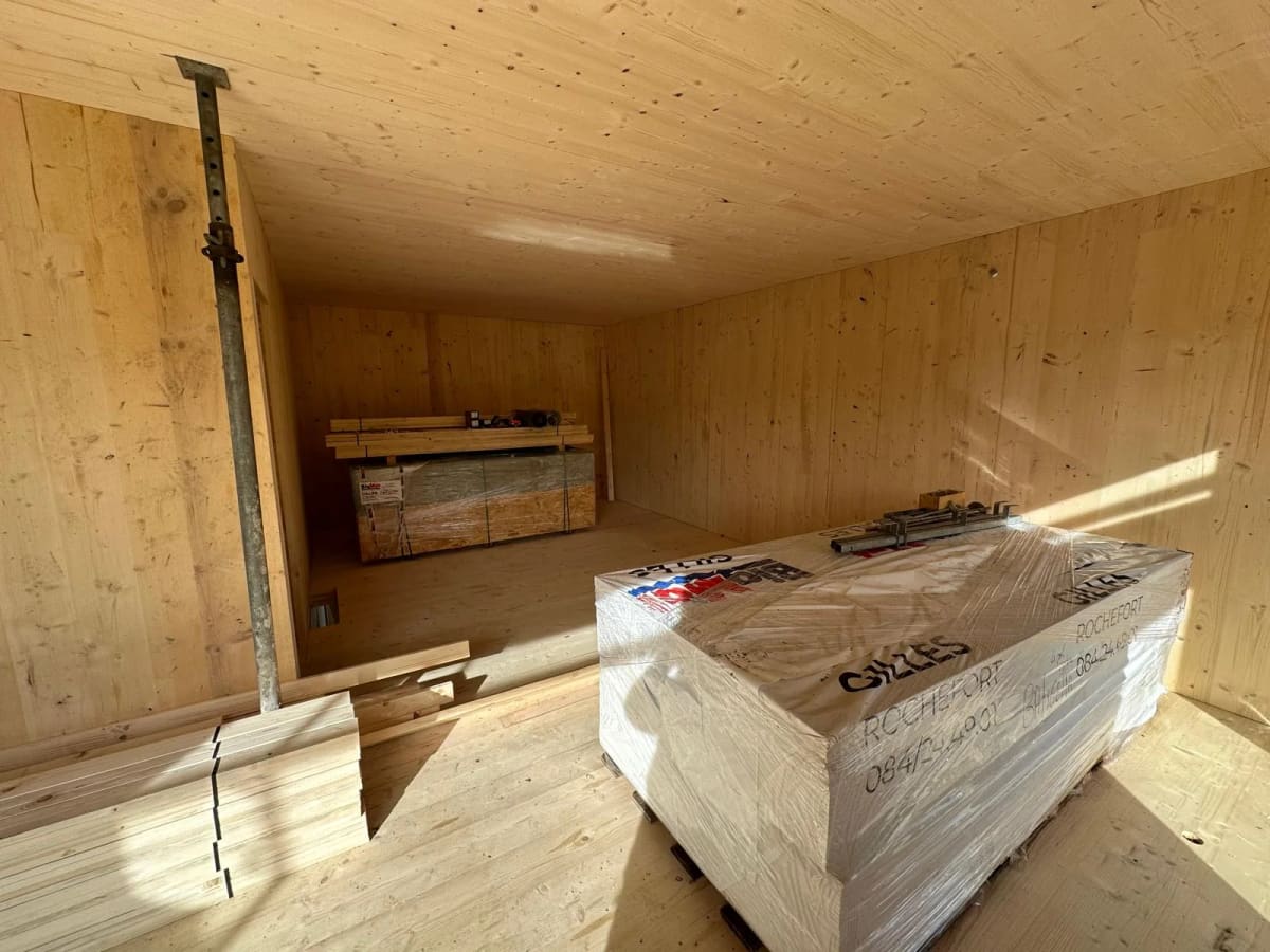 Intérieur d’une maison BATIGEMA montrant des panneaux structurels en CLT
