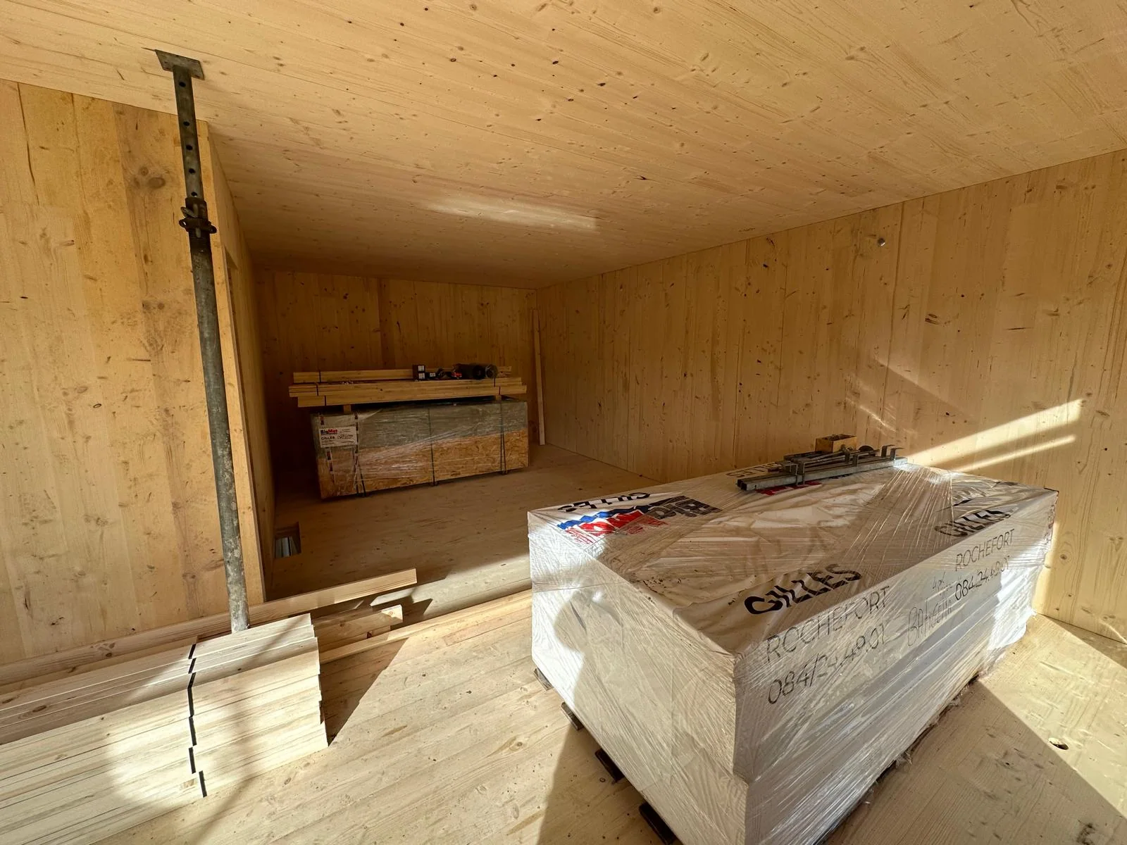 Intérieur d’une maison BATIGEMA montrant des panneaux structurels en CLT